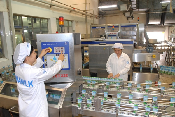 Nhân viên vận hành hệ thống chế biến