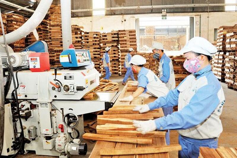 công nhân chế biến gỗ