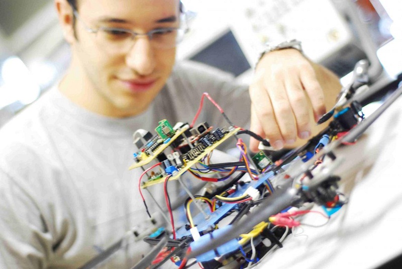 Công nhân lắp ráp linh kiện điện tử tại Cà Mau