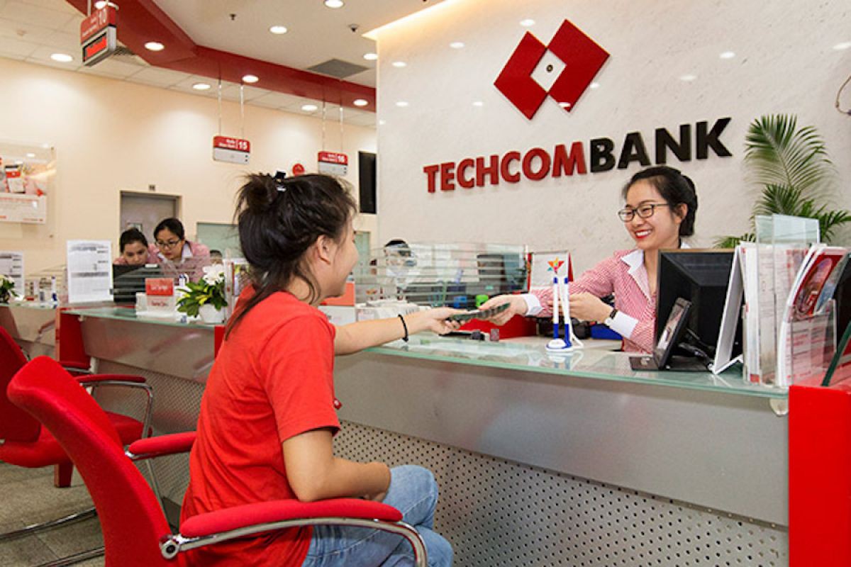 giao dịch viên trong Ngân hàng TMCP Kỹ thương Việt Nam