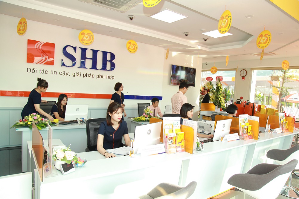 Các giao dịch viên đang làm việc tại điểm giao dịch của SHB