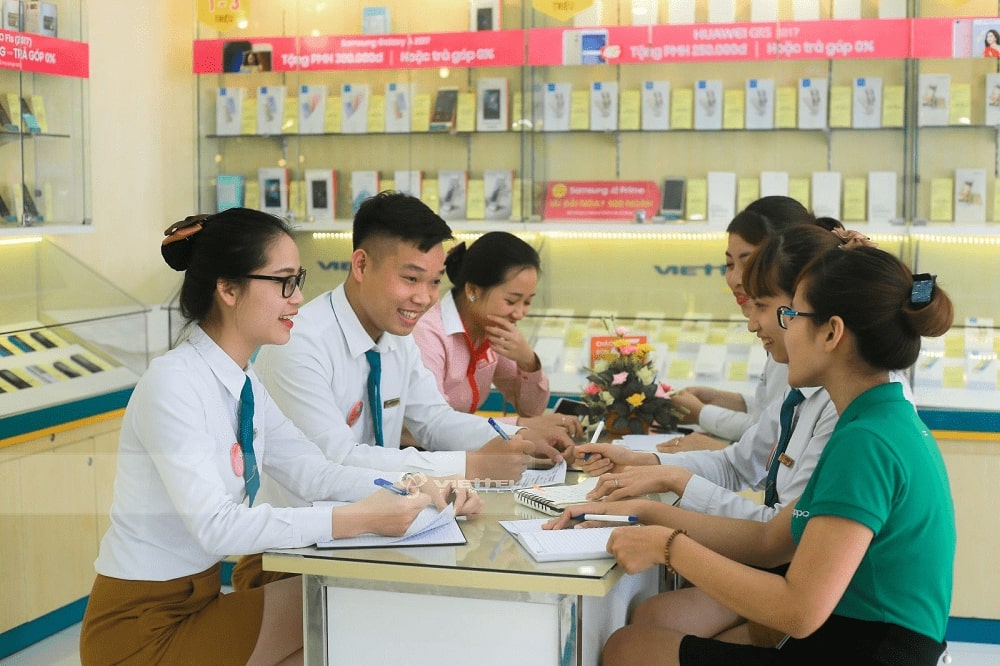 nhân viên bán hàng tại store của Tập đoàn Công nghiệp – Viễn thông Quân đội (Viettel)