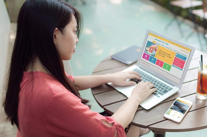 Nhân viên thu tiền điện tại văn phòng