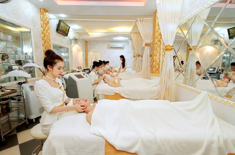 Giám sát quá trình làm việc của nhân viên massage