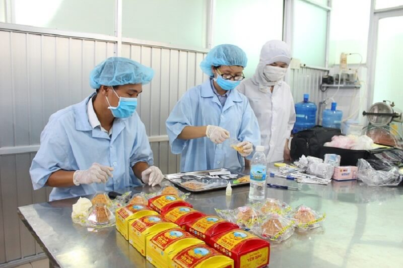 Theo dõi nhiệm vụ của nhân viên đóng gói bánh kẹo