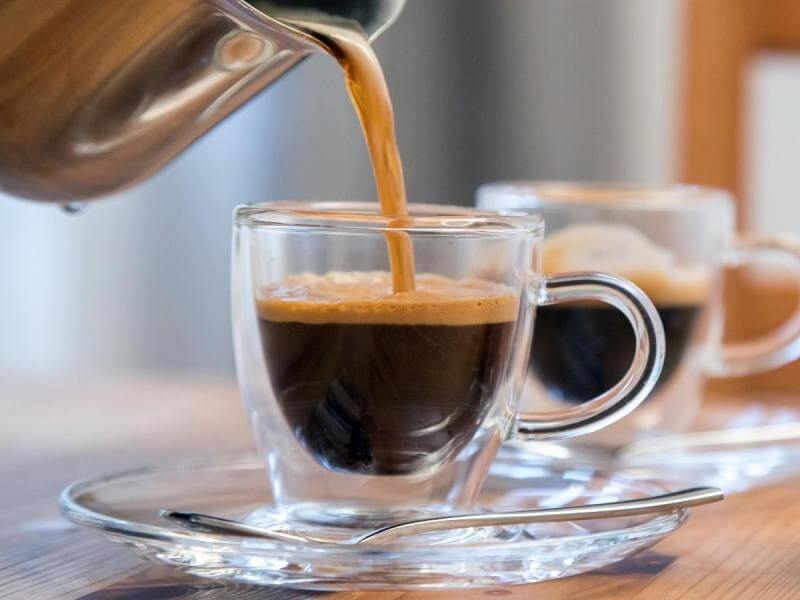 Espresso nâu đậm hơn và mạnh hơn cafe nhỏ giọt thông thường