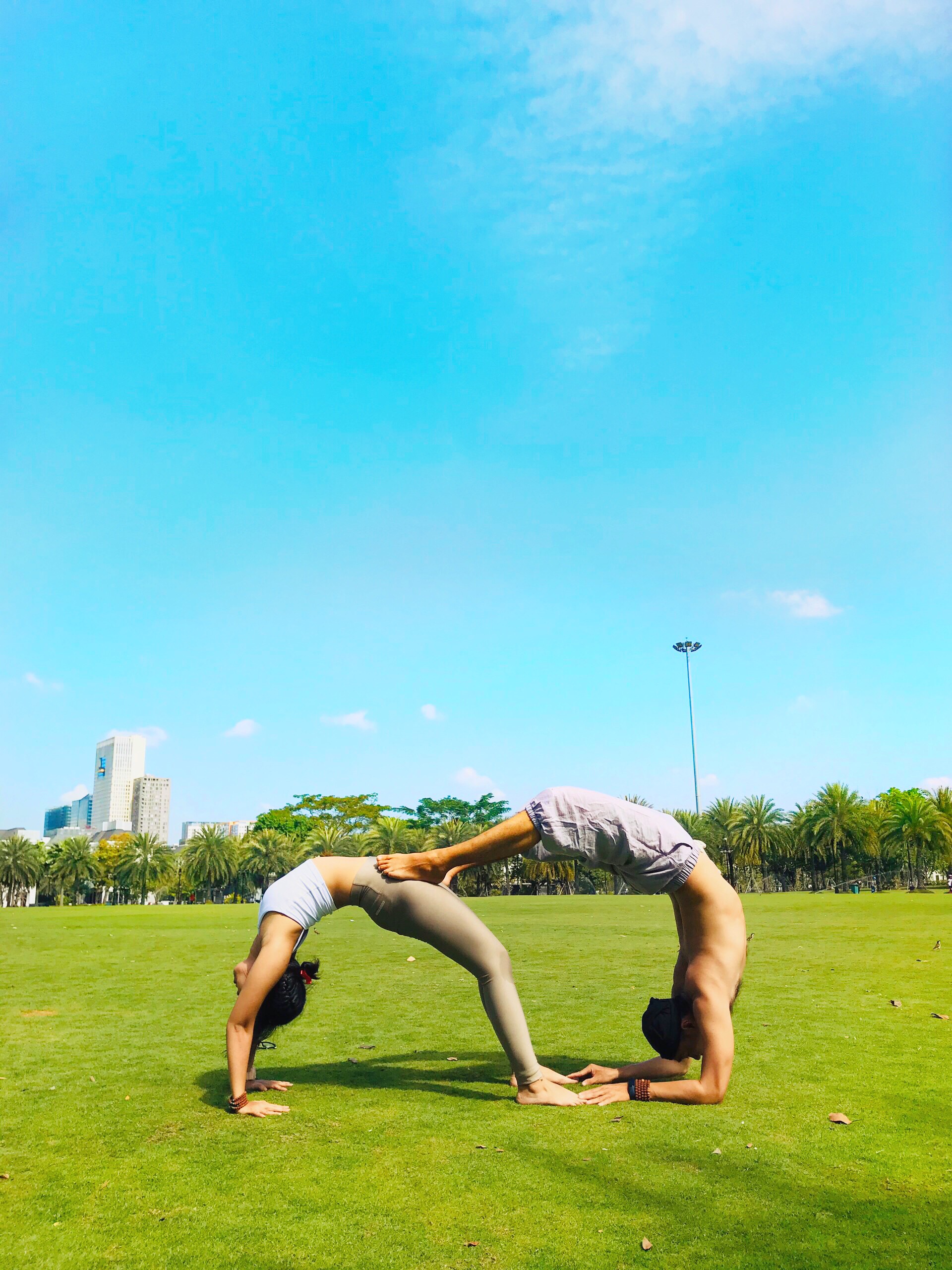 Luyện tập Acro yoga