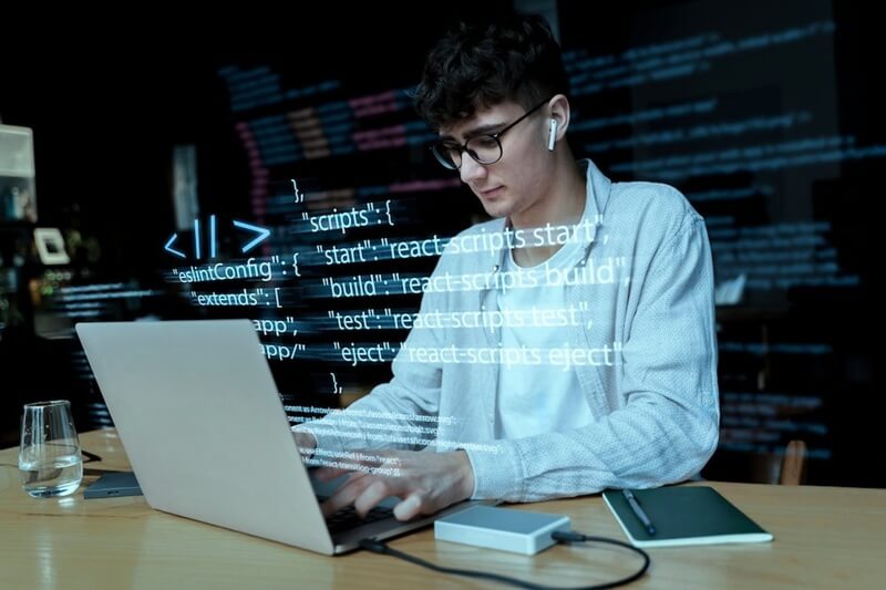 Junior Developer tự tin làm việc trong dự án lập trình thực tế