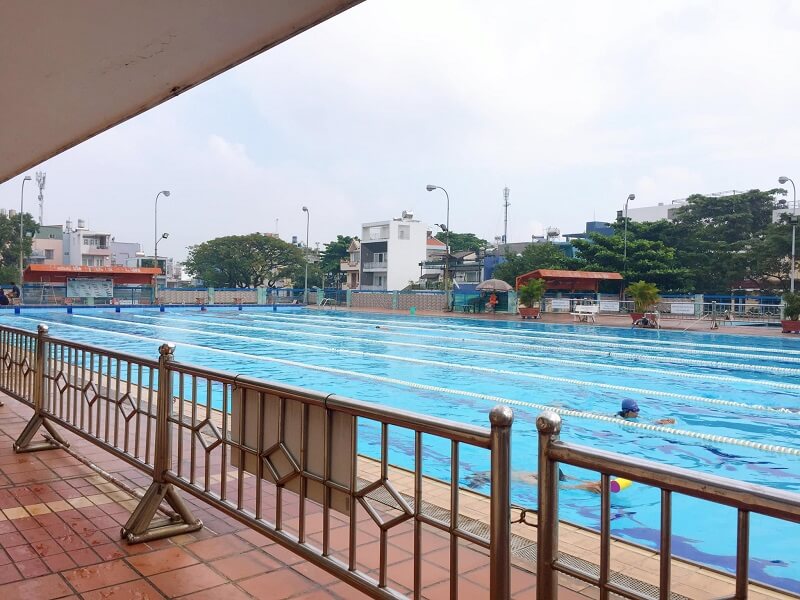 Nhân viên hồ bơi làm gì?