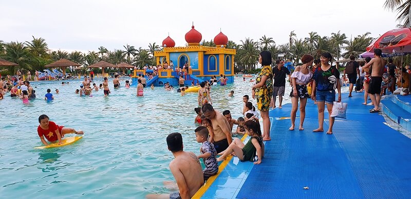 Nhân viên hồ bơi