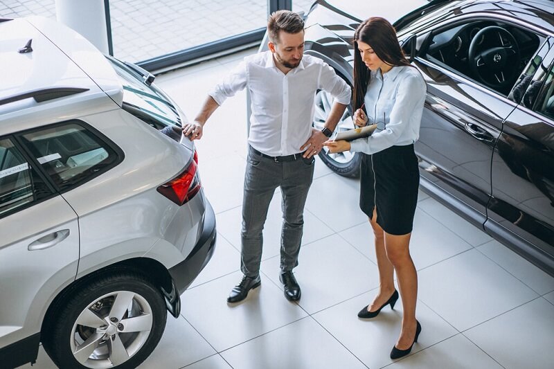 Tư vấn cho khách hàng trực tiếp và khách hàng online