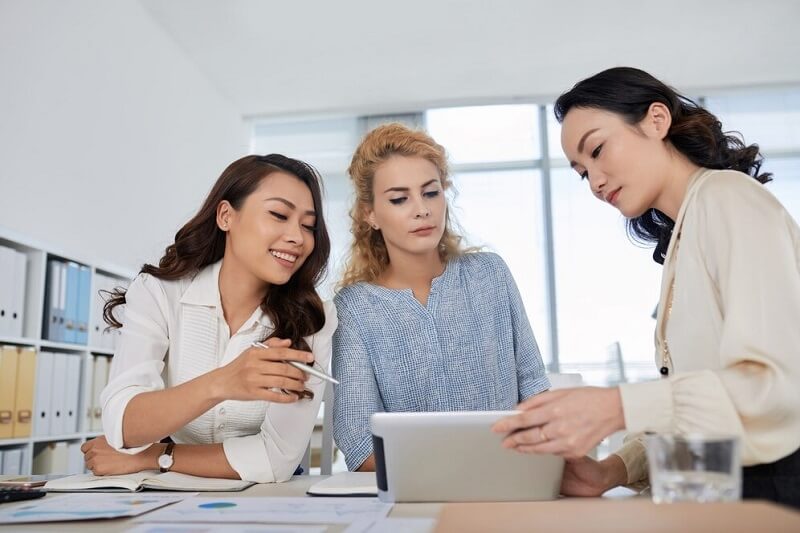 Họp chiến lược định hướng tăng trưởng doanh thu cùng trưởng phòng kinh doanh
