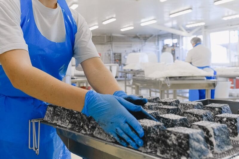 QA QC đảm bảo sản phẩm thực phẩm tuân thủ tiêu chuẩn an toàn