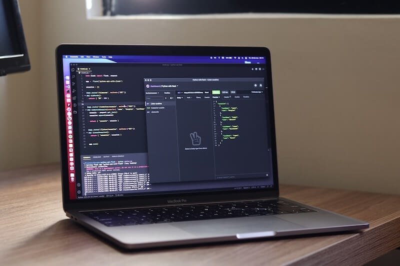 Lập trình viên ReactJS đang viết mã HTML/CSS