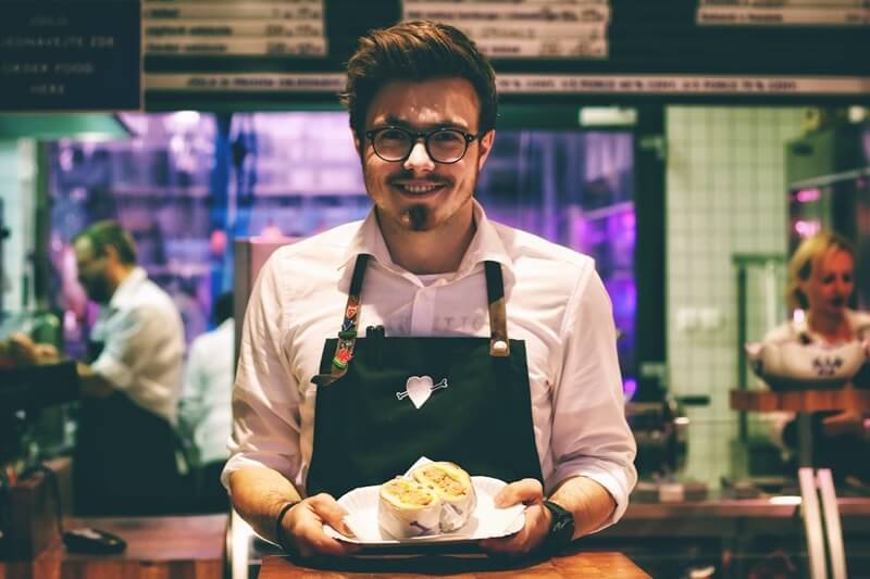 Kỹ năng xử lý tình huống là yêu cầu cơ bản trong môi trường nhà hàng