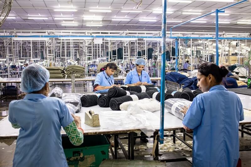 Nhân viên QA QC giám sát quy trình để đảm bảo chất lượng sản phẩm