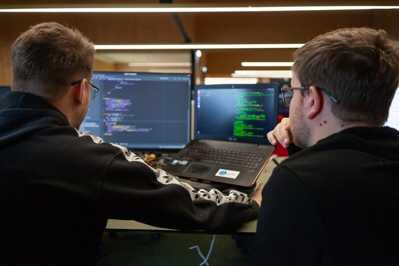 Môi trường làm việc thực tế cho thực tập sinh ReactJS