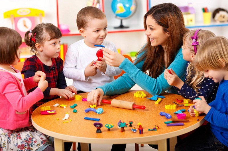 Ưu và nhược điểm của việc bắt đầu kinh doanh dịch vụ trông trẻ tại nhà