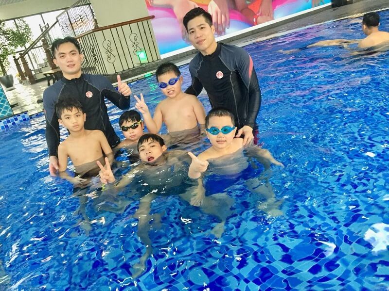 Hướng dẫn học viên bơi lội