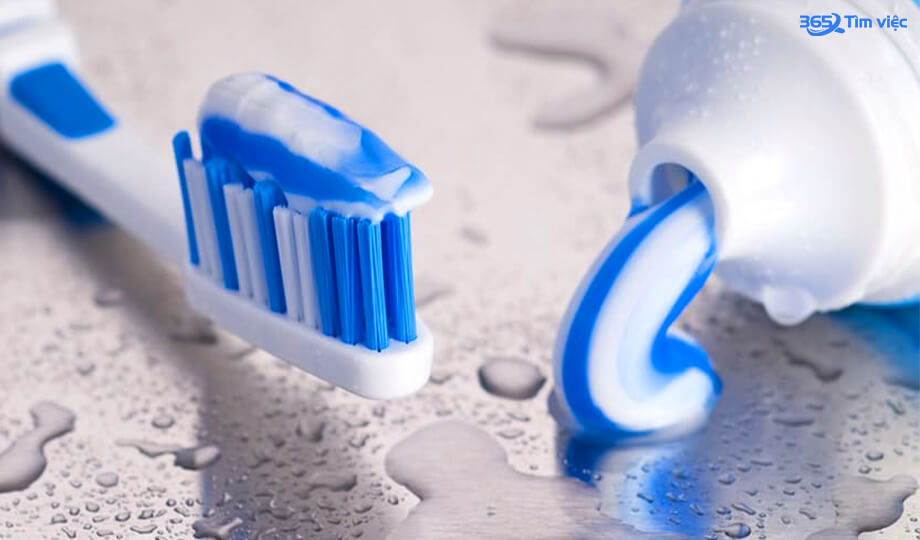 Kem chải răng với dạng gel sệt và đựng trong những tuýp nhỏ tiện dụng