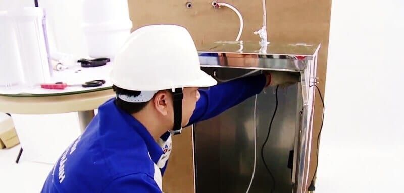 Nhân viên lắp máy lọc nước