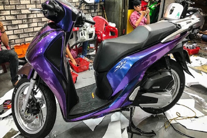 Thợ sơn xe máy tại các cửa hàng