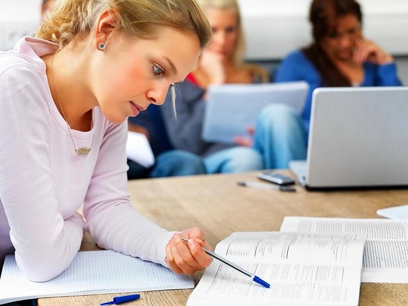 Có yêu cầu về bằng cấp cụ thể cho công việc này