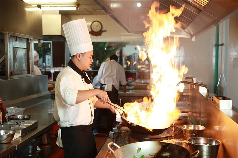 Nhân viên đầu bếp của khách sạn Đông Xuyên