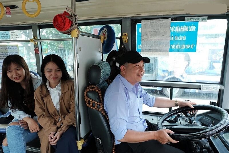Tài xế lái xe bus ở Tân Châu