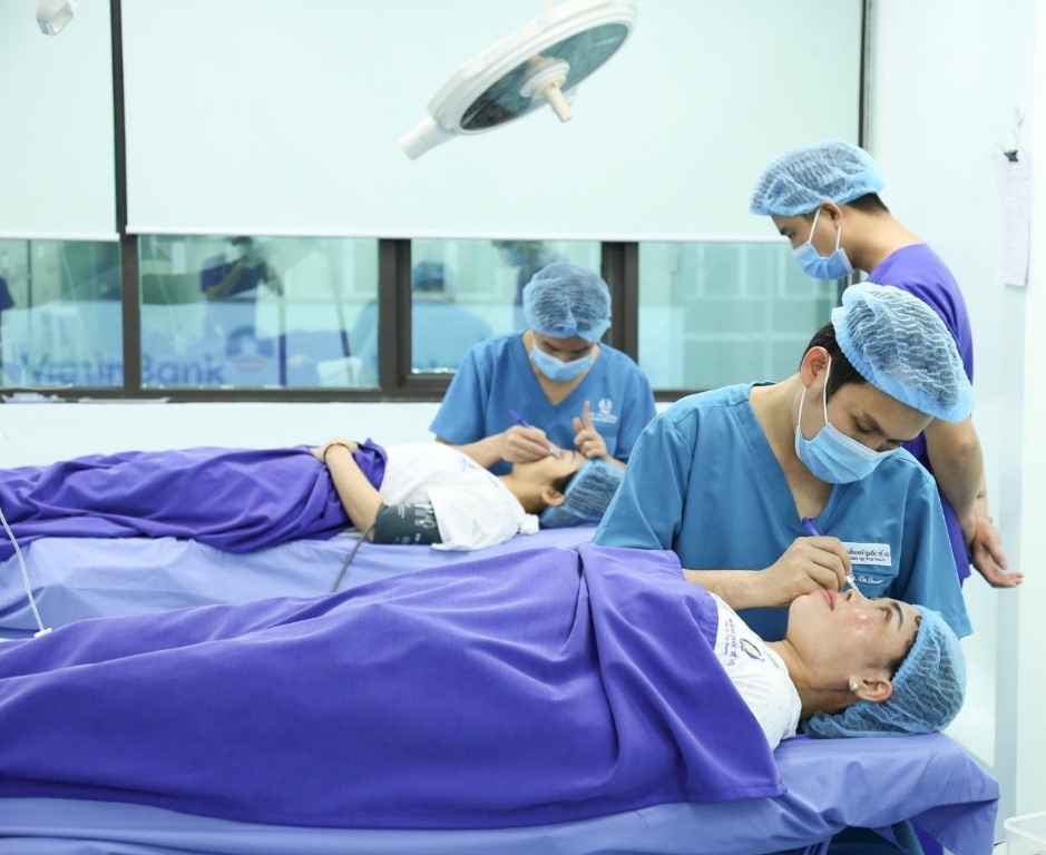 Công việc của bác sĩ thẩm mỹ