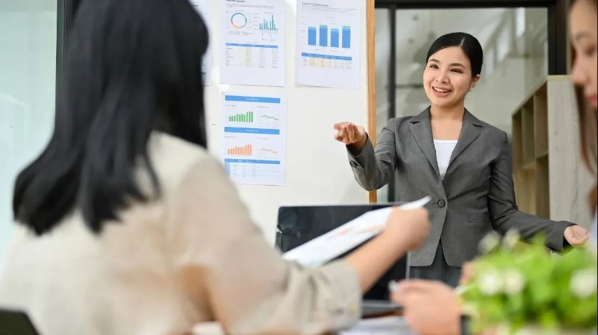 Mở rộng mối quan hệ nội bộ qua hoạt động giới thiệu nhân viên mới với các lãnh đạo và người chủ chốt