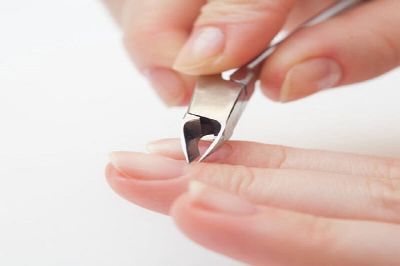 Cần làm sạch móng tay trước khi thực hiện Acrylic nails
