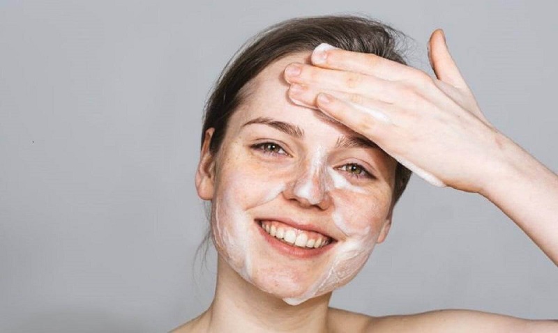 Làm sạch da để hạn chế bụi bẩn và vi khuẩn 