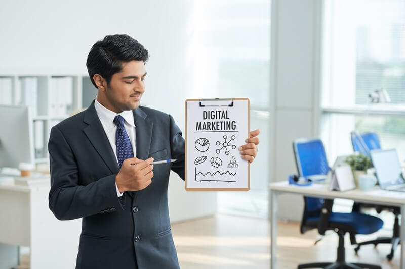 Chuyên viên marketing tổng thể xử lý đa kênh và nhiều nhiệm vụ cùng lúc
