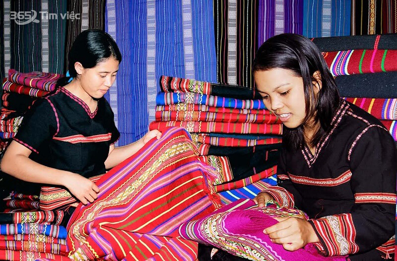 Công đoạn dệt lụa thổ cẩm không quá phức tạp