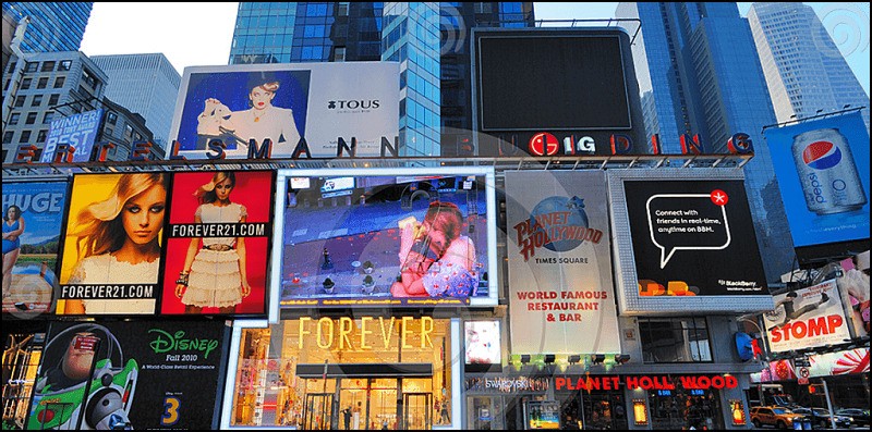 OOH viết tắt của cụm từ Out Of Home Advertising nghĩa là quảng cáo ngoài trời