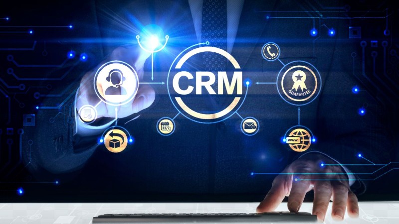 Áp dụng công nghệ và hệ thống CRM chuyên sâu