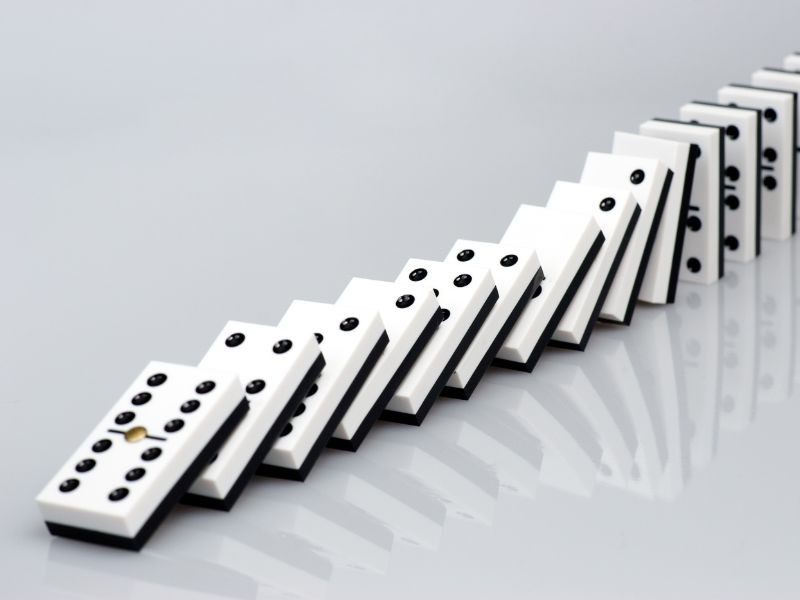 Hiệu ứng domino là một chuỗi phản ứng xảy ra khi một thay đổi nhỏ