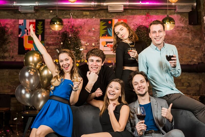 Buổi chia tay công sở tạo dấu ấn gắn kết tập thể