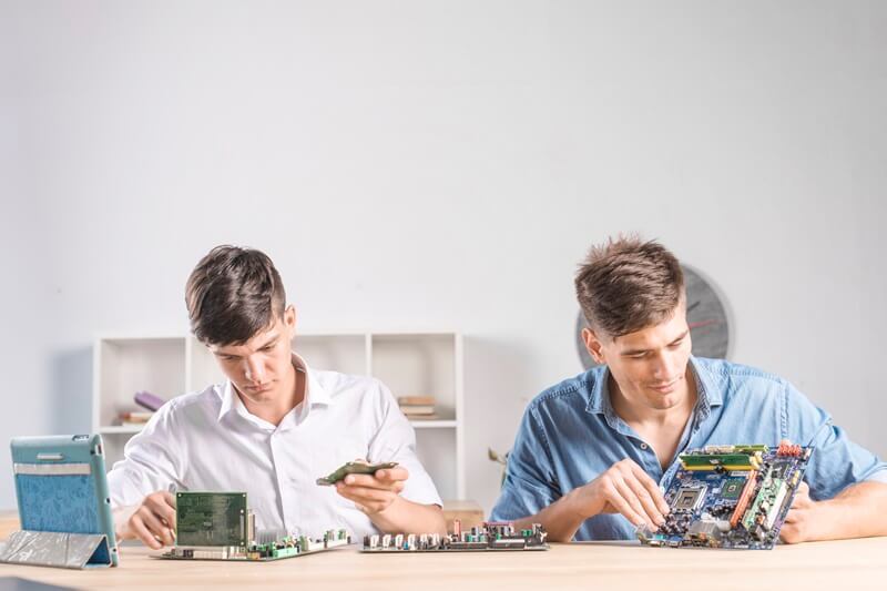Sự khác biệt giữa software và hardware thể hiện rõ vai trò của chúng
