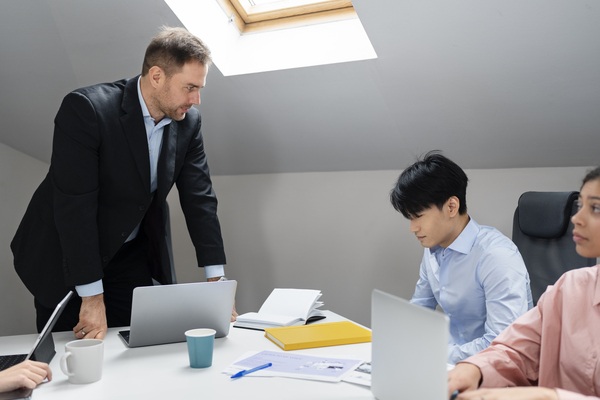 Đặc điểm nhận diện phong cách lãnh đạo độc đoán
