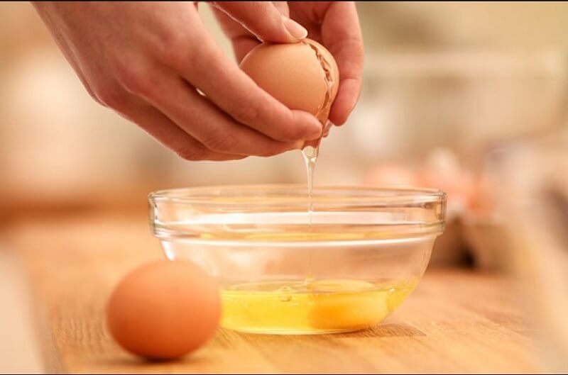 Cách sơ chế trứng cho món xào với mướp đắng