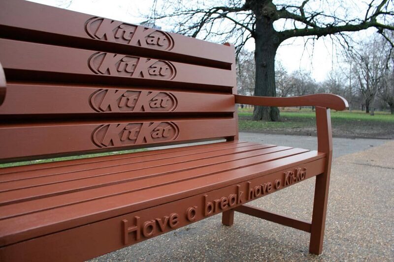 Thương hiệu Kitkat sáng tạo hình ảnh trên ghế ngồi công viên