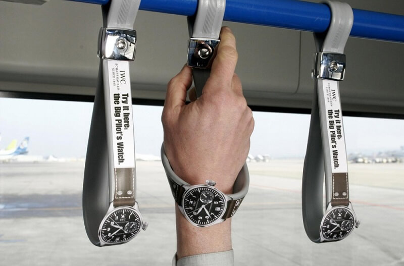 Đồng hồ Thụy Sĩ sáng tạo quảng cáo trên tay nắm xe bus