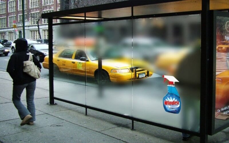 Thương hiệu nước lau kính Windex quảng cáo tại trạm bus