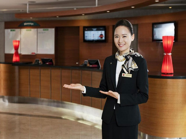 Nhân viên lễ tân phải luôn tươi cười