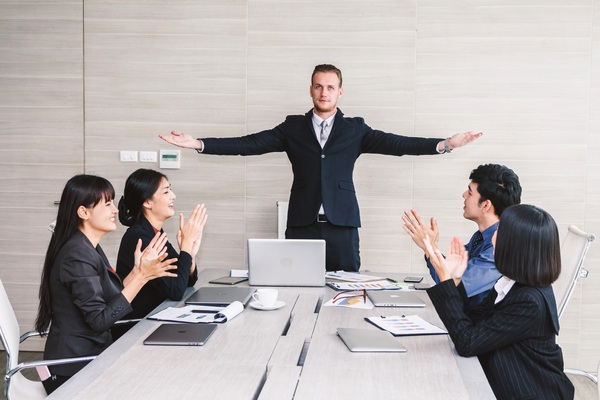 Phong cách lãnh đạo độc đoán là gì? Ưu – nhược điểm và đặc điểm chính